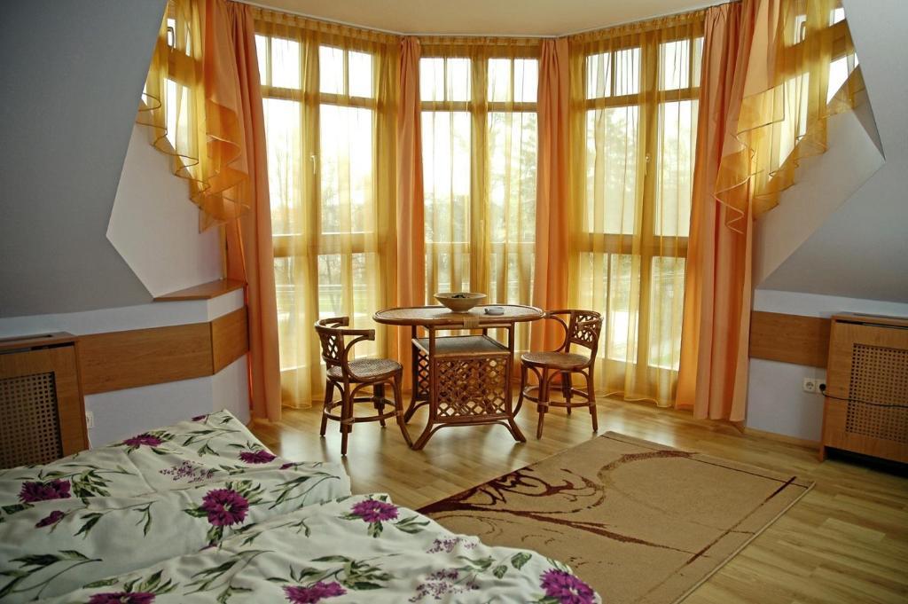 Villa Sakura Panzio Sopron Room photo